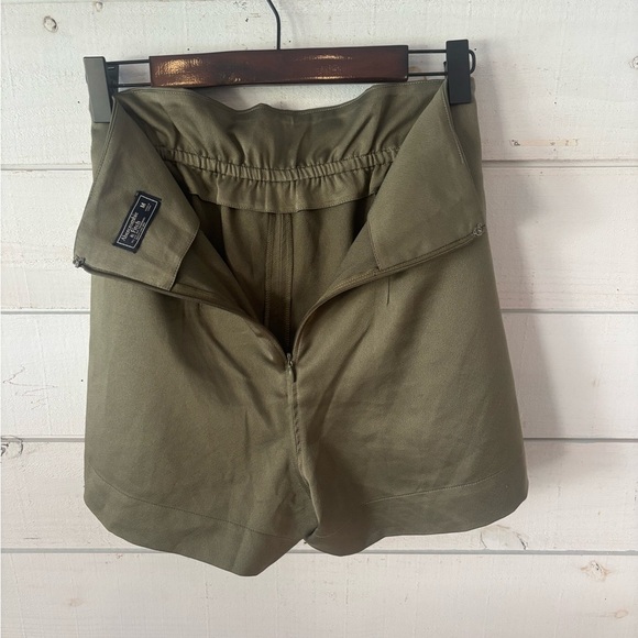 Abercrombie and Fitch  Olive Green Tie Belt Shorts in size medium - Picture 7 of 10